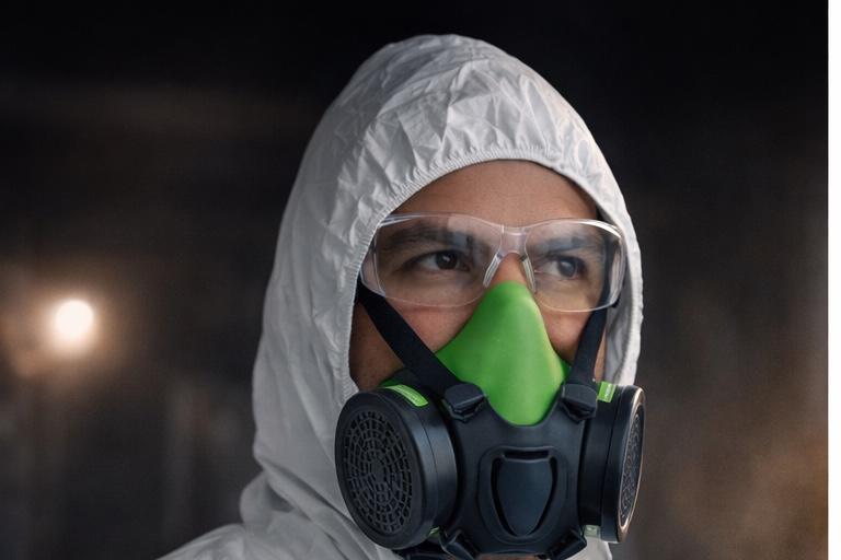 Técnico da Ativa Dedetizadora realizando aplicação profissional de controle de pragas em Porto Alegre